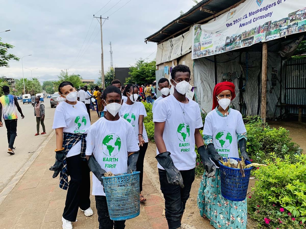 Etiopia - Gli studenti del “Green Club” della “Don Bosco Catholic School” ripuliscono l’ambiente dai rifiuti