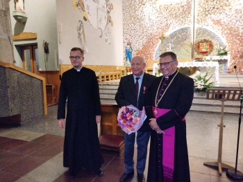 Pologne - Un ancien élève salésien reçoit un insigne d'honneur pour le mérite de la culture polonaise pour ses 60 ans comme organiste dans la paroisse Saint Stanisław Kostka