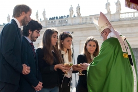 Vaticano – “La speranza ci smuove… E ci chiede di alzarci per guardare direttamente il volto dei giovani”. Il Santo Padre all’apertura del Sinodo dei Vescovi