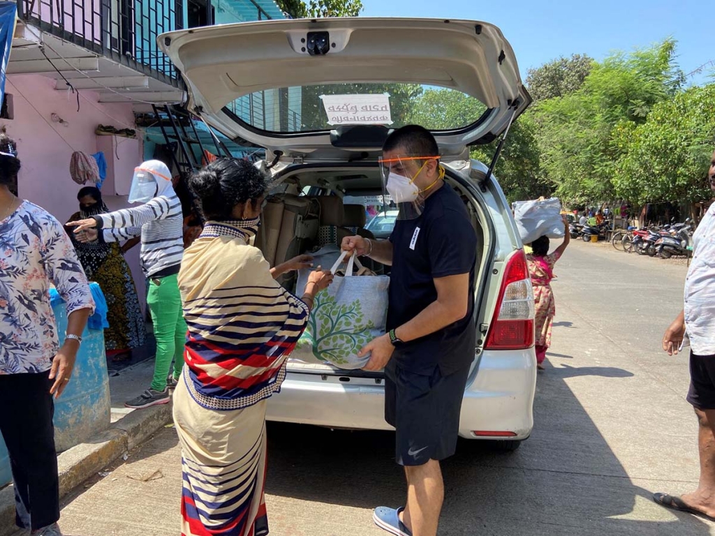India – “Don Bosco Development Society” di Mumbai distribuisce cibo e prodotti per l’igiene