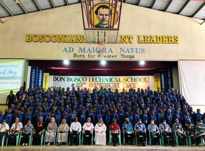 Papua New Guinea - Fr Alfred Maravilla presides over diploma awards to 250 students