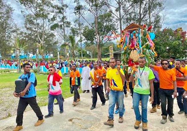 Papua New Guinea - Marian devotion of "Don Bosco Simbu Technical College" students