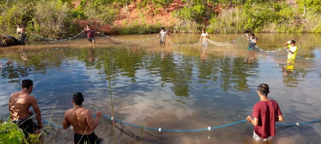 Brasil – Un proyecto de piscicultura produce desarrollo en la Misión Indígena con los Bororo