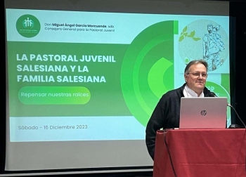 España – El Consejero General de Pastoral Juvenil preside una conferencia en la obra salesiana de Salamanca-Pizarrales