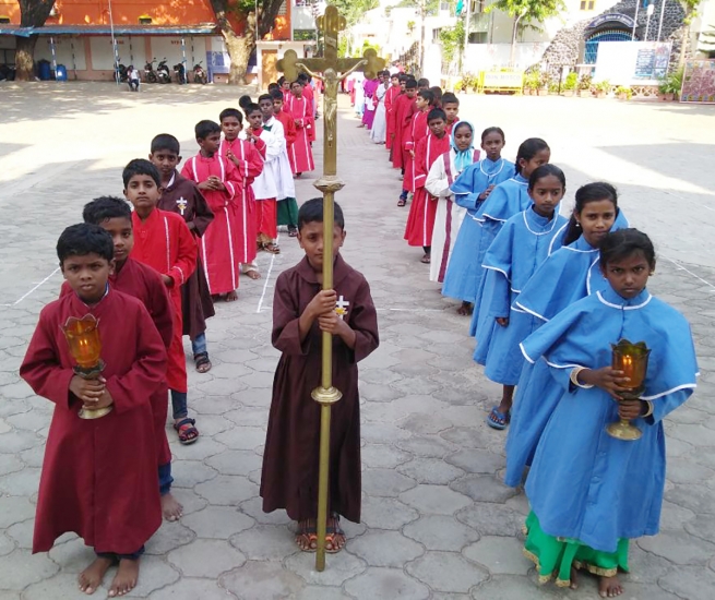 Índia – Acampamento de animação para 150 ministrantes do altar