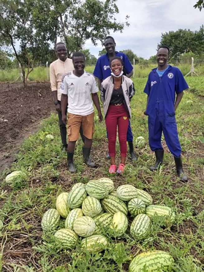 Uganda – Rany zadane przez Covid-19: sprawozdanie z Palabek