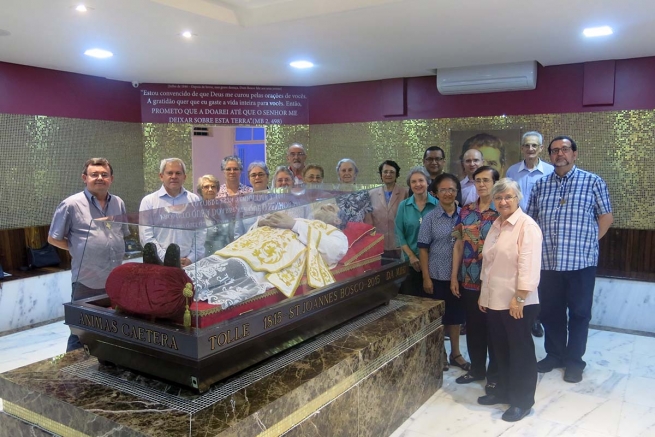 Brasile – Don Vitali con gli Ispettori SDB e le Ispettrici FMA in visita all’urna di Don Bosco