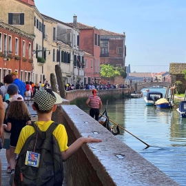 Italie – Un nouveau succès de participation et de solidarité à « Su e Zo per i Ponti di Venezia (Montées et Descentes pour les ponts de Venise) » : 7 500 participants pour la Terre Sainte