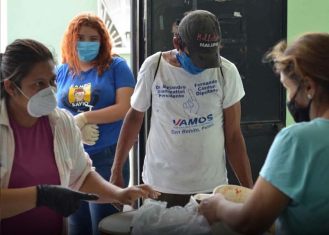 Guatemala – Refeitório na Paróquia salesiana de San Benito atende população vulnerável ​​durante a pandemia