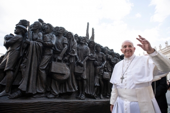 Watykan – Papież Franciszek odsłania pomnik Migranta