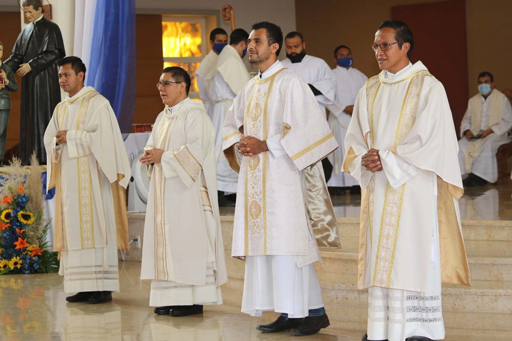 México – Ordenados Diáconos quatro clérigos salesianos