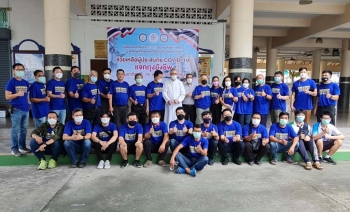 Tailandia - Salesianos, papás, profesores y exalumnos distribuyen alimentos a las personas necesitadas en Hatyai
