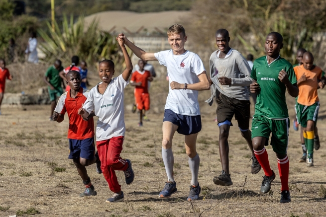 Germany – “The Run of My Life”: Luke Kelly and Bosco Boys in Kenya