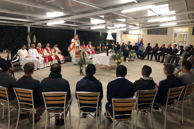 Italia – Mons. Giovenale celebra l’Eucaristia con gli studenti di Teologia