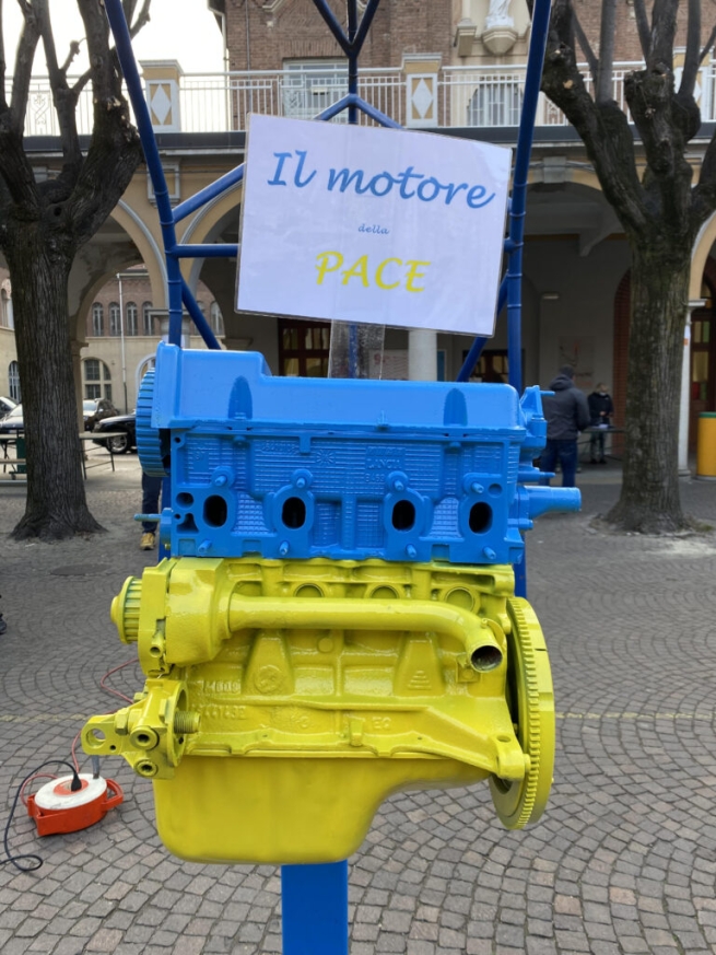 Italia – Giovani italiani solidali con l’Ucraina realizzano un “MOTORE per la PACE” al CFP salesiano di Rebaudengo