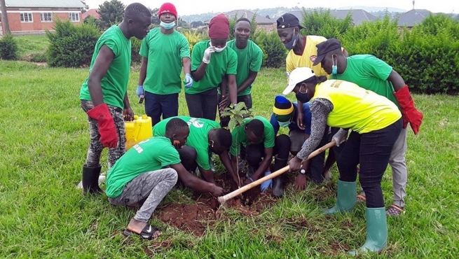 Rwanda – Salezjański “Green Club” stawia czoła kryzysowi na obszarach wiejskich