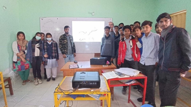 Pakistan – "Physlab": science lab to improve education and foster integration