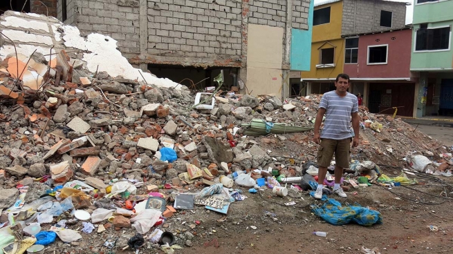 Ecuador – A un mes del terremoto: “Tengo la esperanza, algún día, de recuperar mi casa”