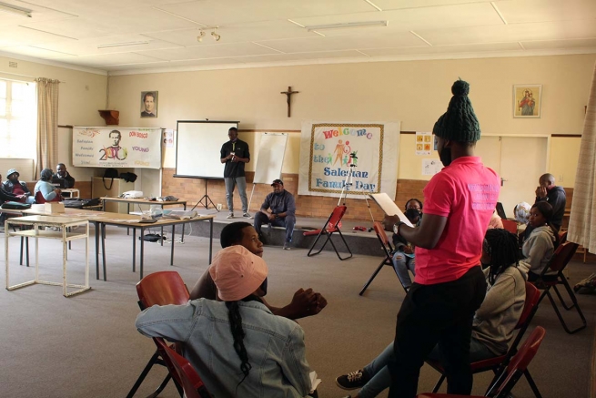 South Africa - Program accompanying young people tackle pandemic