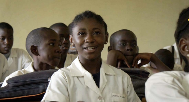 Kamerun – Sale tętniące życiem w nowej salezjańskiej szkole średniej w  Mimboman