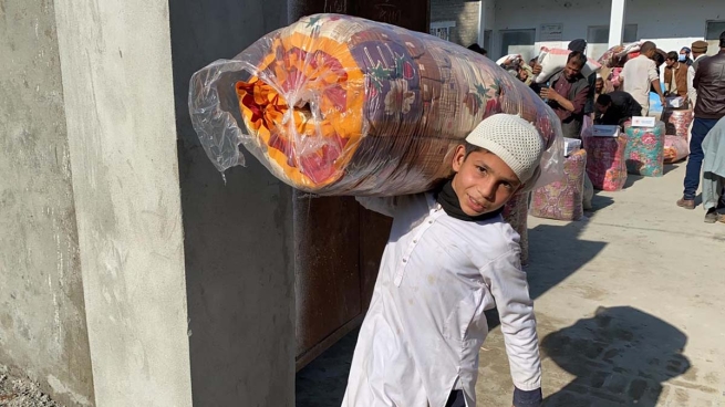Pakistan – I salesiani donano aiuti umanitari alle famiglie rifugiate dall’Afghanistan