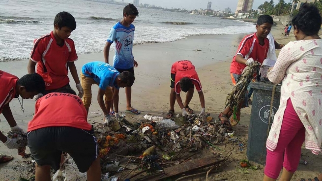 Índia – Os jovens e a equipe do “Shelter Don Bosco” de Mumbai limpam uma praia