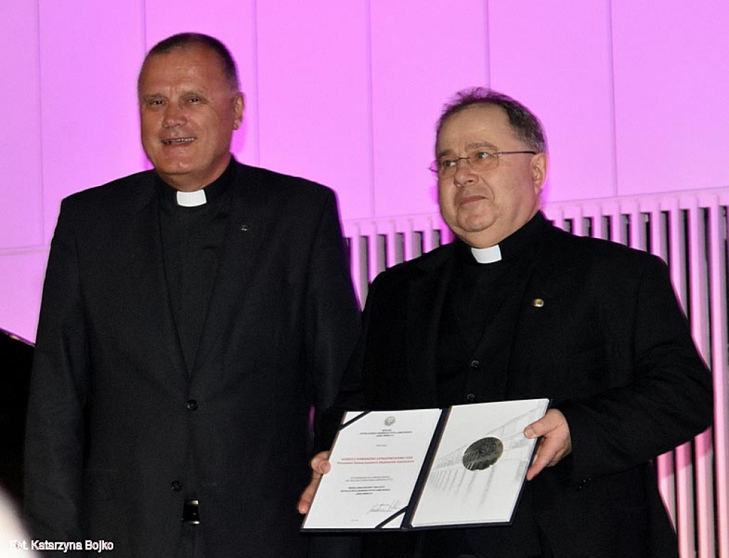 Polonia – Don Szpakowski, salesiano, insignito della Medaglia per il centenario dell’Università Cattolica di Lublino