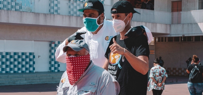 Spain - Chef José Andrés visits emergency kitchen of Huelva Salesians