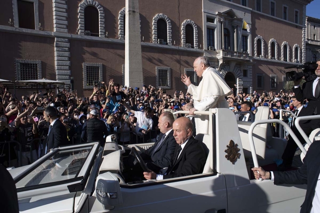 Vatican – Le « flair » de Jean, le courage de Pierre et le regard sur Marie : voilà comment le Pape François encourage les jeunes à aller de l'avant