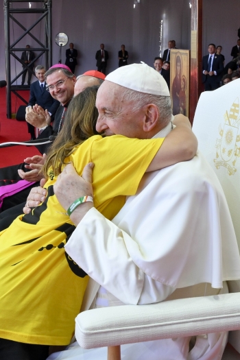 Portugal – El Papa a los voluntarios de la JMJ: sean surfistas del amor y de la caridad