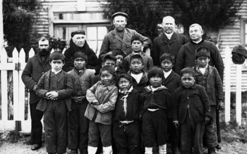 Chile – Crianças indígenas com o salesiano missionário P. Borgatello