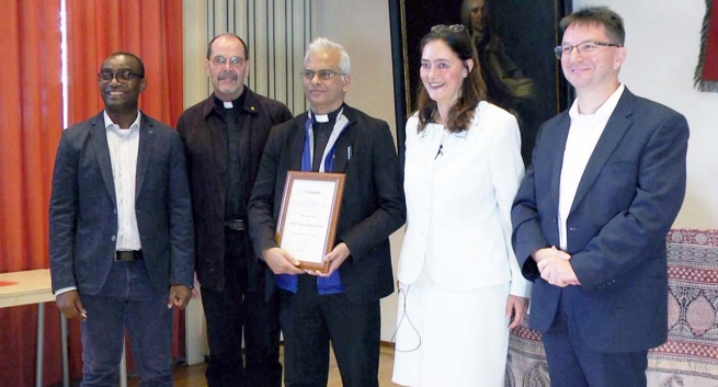 Germany - "Stephanus" Foundation awards Fr Tom, "witness of faith"
