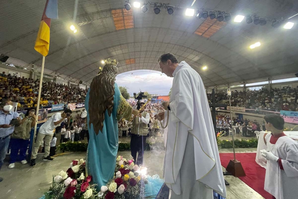 Peru - Rector Major crowns one of the oldest statues of Mary Help of ...