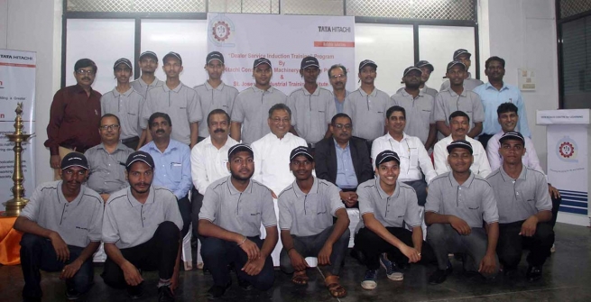 India - Se inició la colaboración entre el "Tata Hitachi" y el Instituto "San José" de Kurla