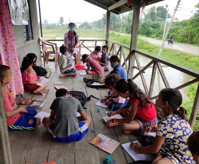 Nepal - Los papás de los estudiantes reciben positivamente un nuevo método innovador de estudio