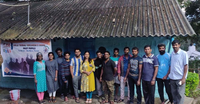 India - Past pupils paint tribal village schools