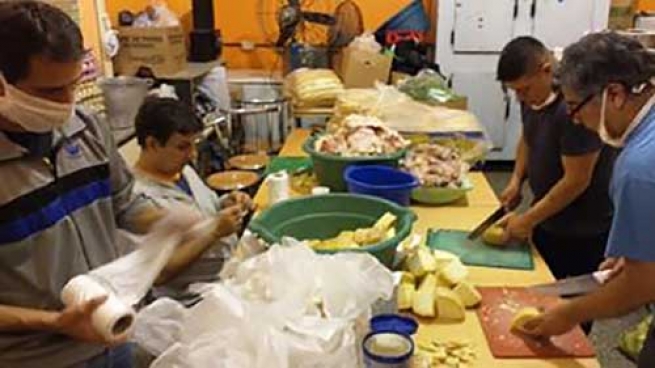 Argentina – Queues of over two blocks to collect food from refectory: "People are grateful, but very sad"