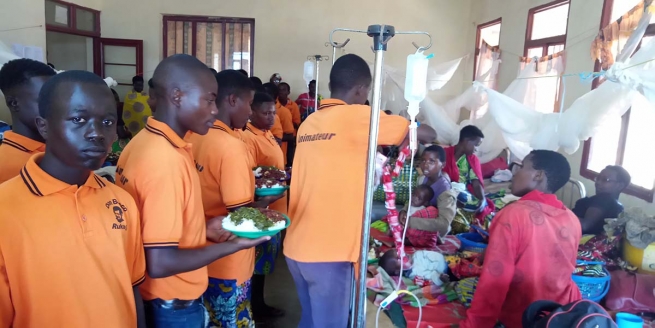 Burundi – Salesianos y jóvenes visitan el hospital y la cárcel de Gahombo