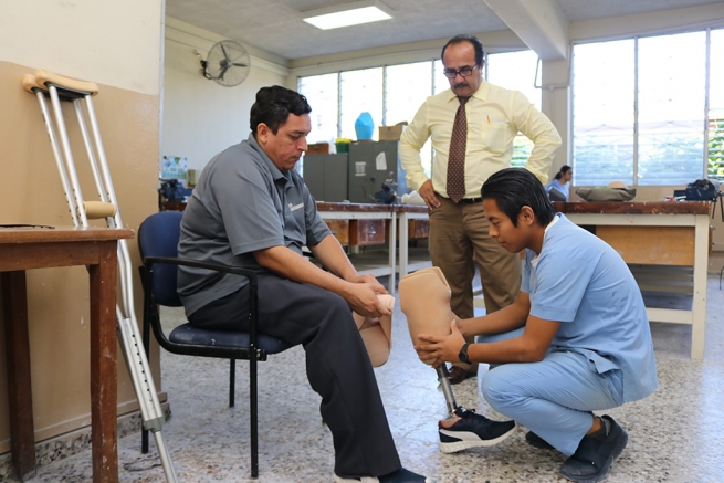 El Salvador – Jairo Alemán fulfills dream of having prosthesis and continuing to work