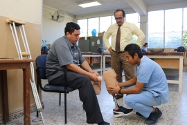 El Salvador – Jairo Alemán cumplió su sueño de tener una prótesis y seguir trabajando