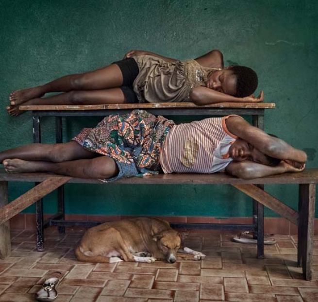Espanha – “Crianças escravas. A porta dos fundos”: Documentário pelas crianças da África