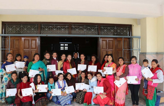 Nepal - Entrega de diplomas para 38 alunas