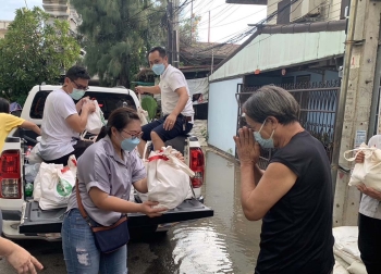 Thailand - Helping the Flood Victims