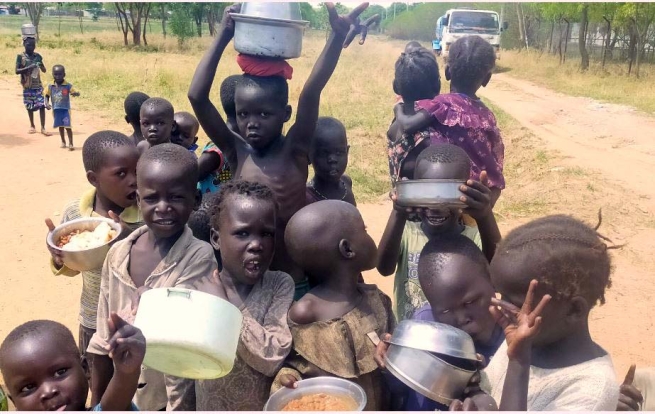 Sudan del Sud – “Don Bosco Gumbo”, dove gli sfollati ricevono qualcosa da mangiare grazie alla solidarietà salesiana