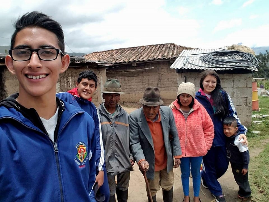 Equateur - Un groupe de jeunes en aide aux plus besogneux