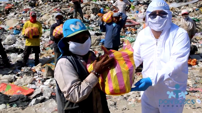 Pérou – « Mon père, les gens meurent : l’oxygène manque, la nourriture manque... » Les Salésiens dans les décharges aident les oubliés
