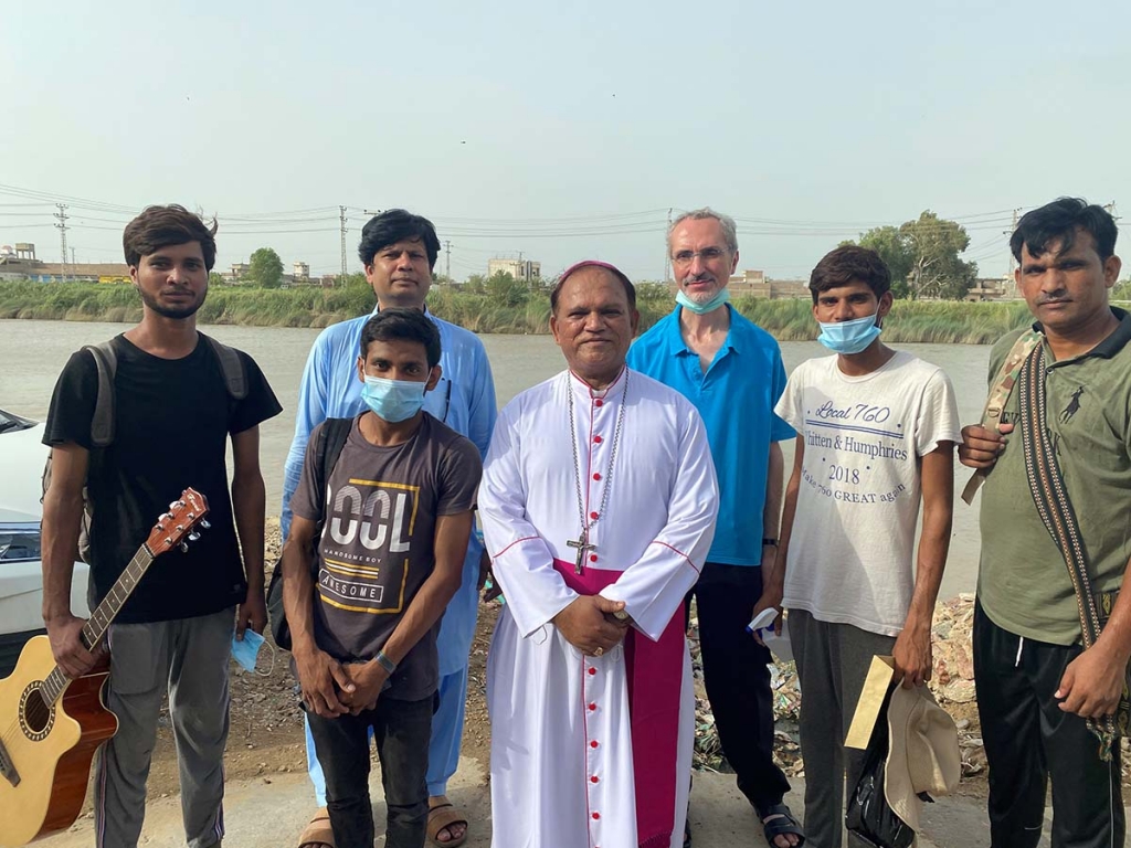 Pakistan - Lahore Salesians bring aid to families of Hyderabad