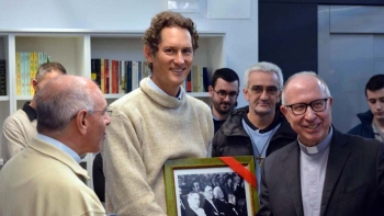 Włochy – John Elkann odwiedza Szkołę “Edoardo Agnelli” w Turynie i inauguruje nową bibliotekę