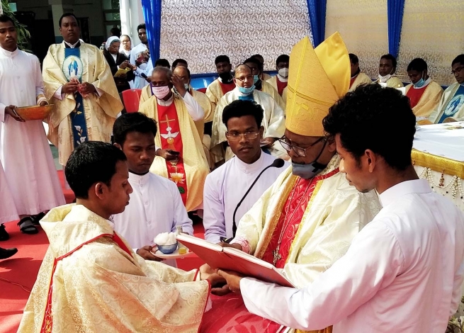 Índia – Ordenação sacerdotal do salesiano diácono Deonis Minj