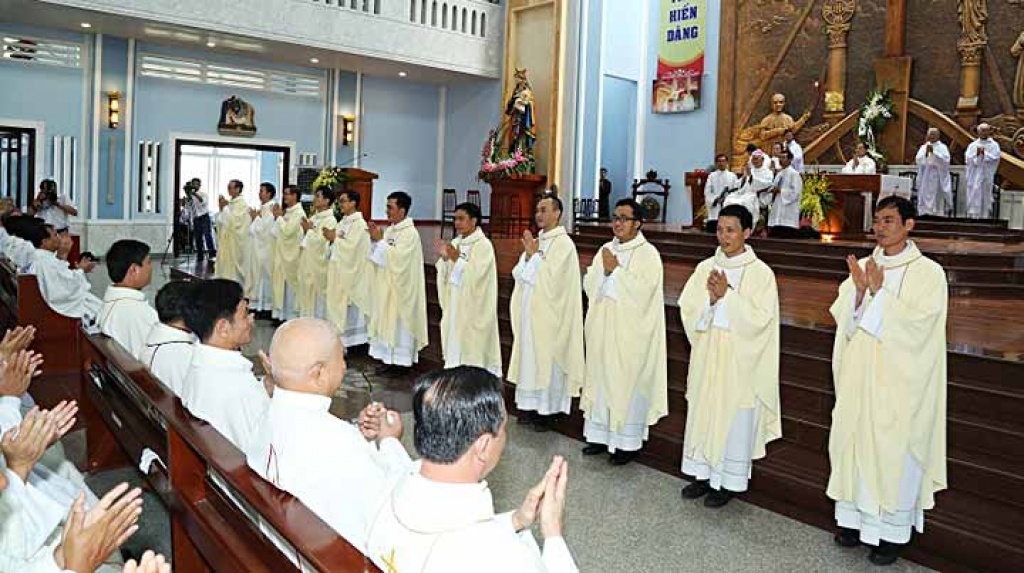 Vietnam - Onze nouveaux prêtres salésiens